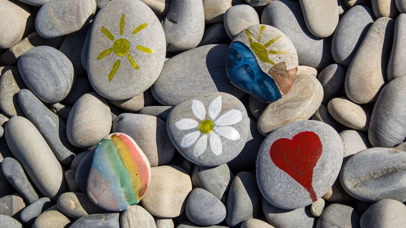 Galets peints de motifs joyeux et colorés