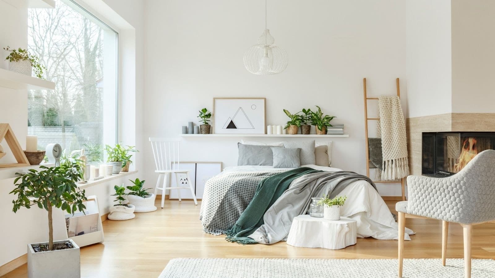 Chambre familiale claire ouverte sur un espace de vie