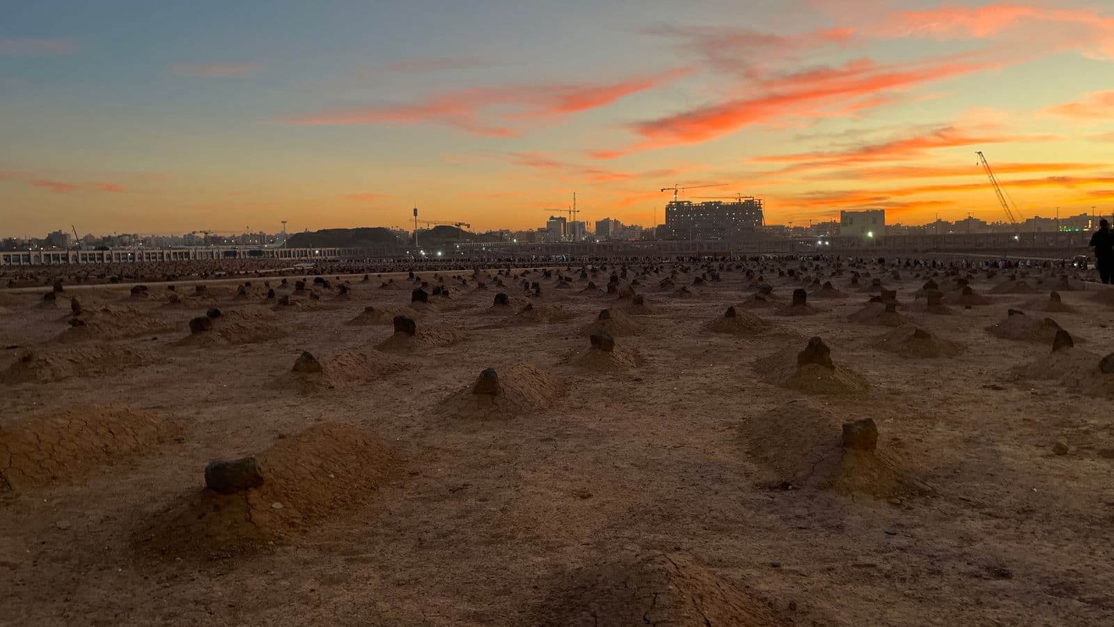 Cimetière vide sous un ciel de fin de journée