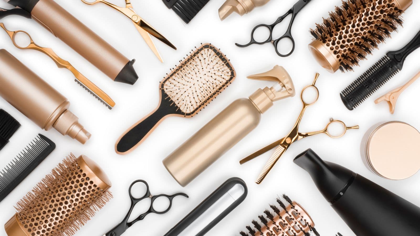 Ciseaux, brosses et accessoires disposés pour une coupe de cheveux