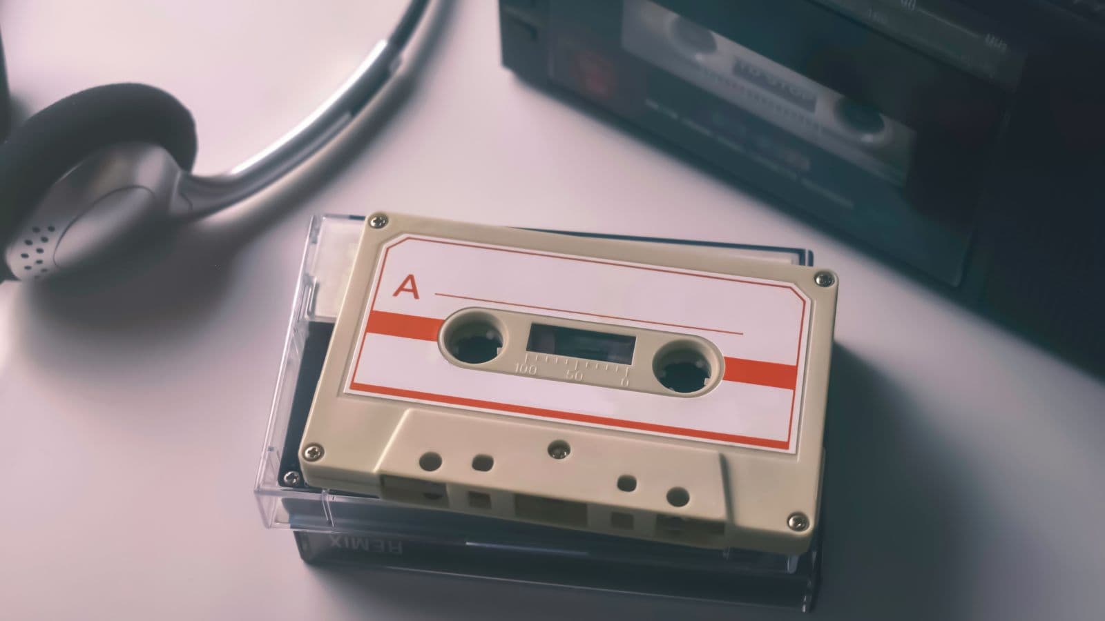 Cassette audio posée près d'un lecteur et d'un casque