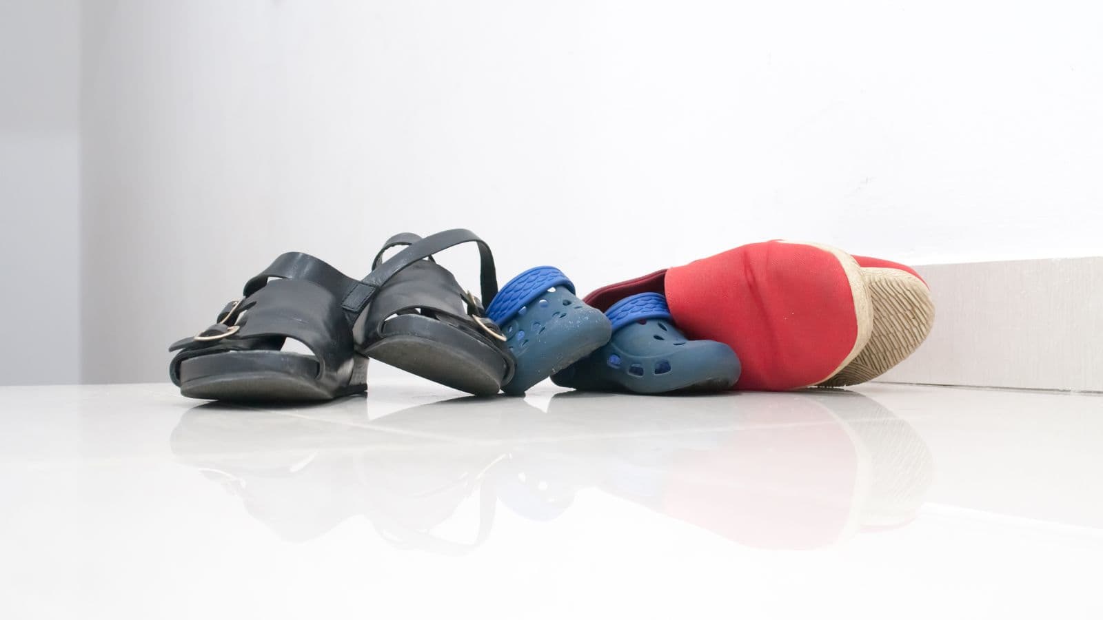 Plusieurs paires de chaussures posées au sol