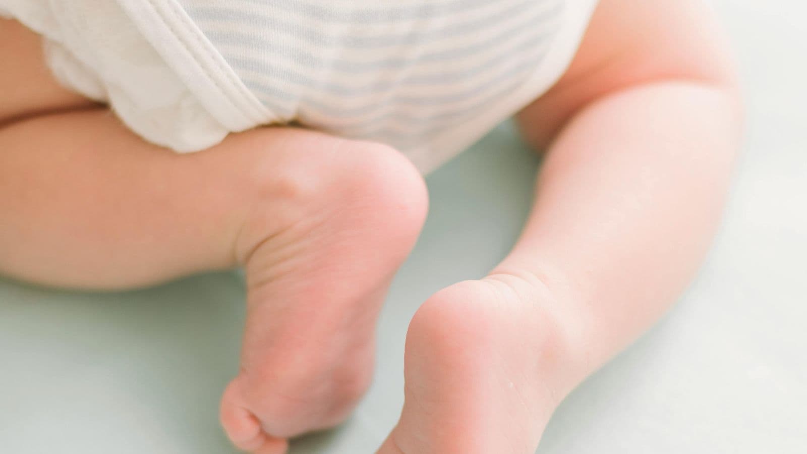 Bébé assis photographié sans montrer son visage