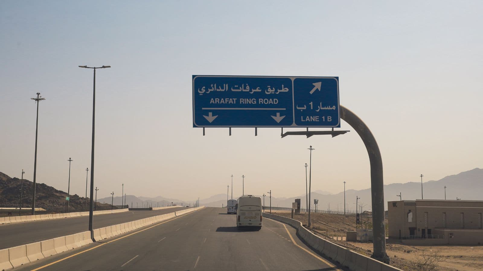 Route indiquant la direction d'Arafat
