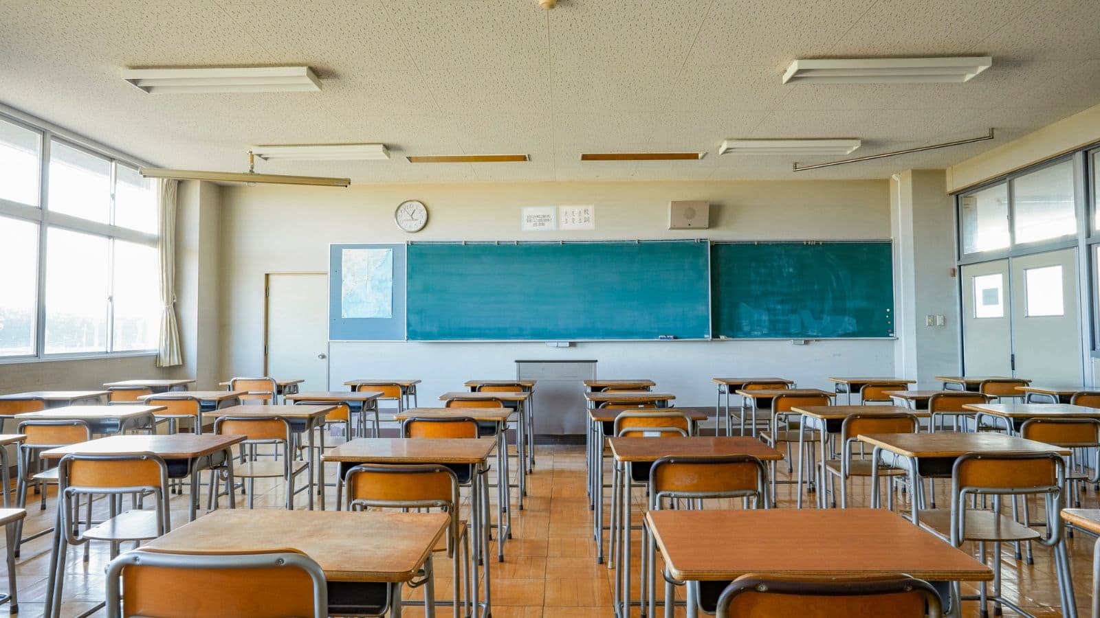Salle de classe vide avec bureaux et tableau