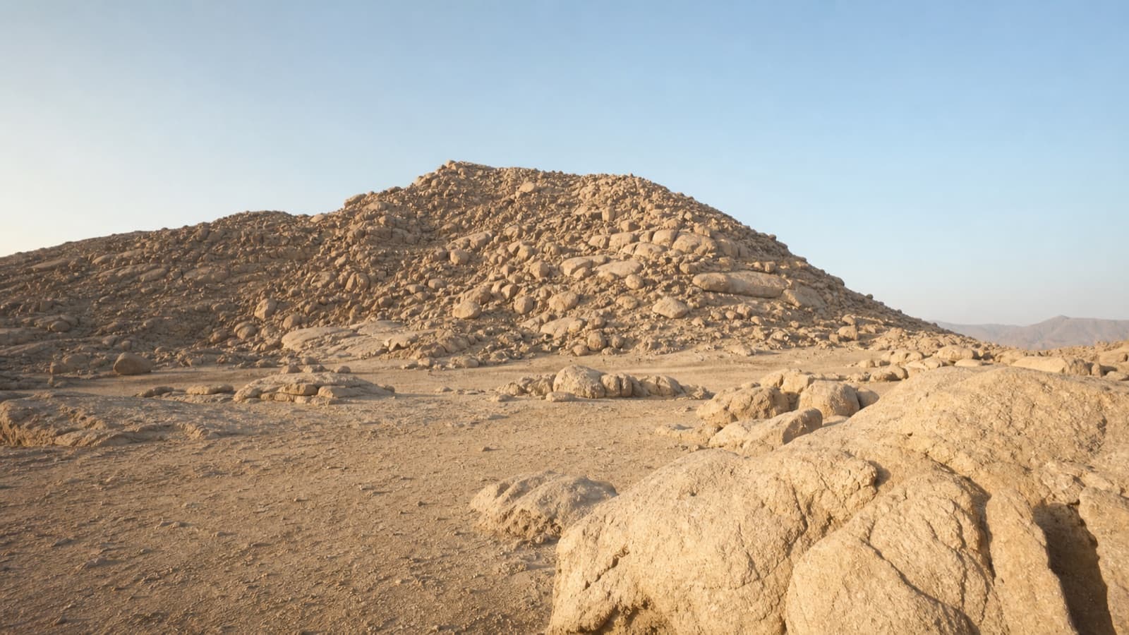 Paysage minéral du mont Arafat dans une lumière douce et sans foule