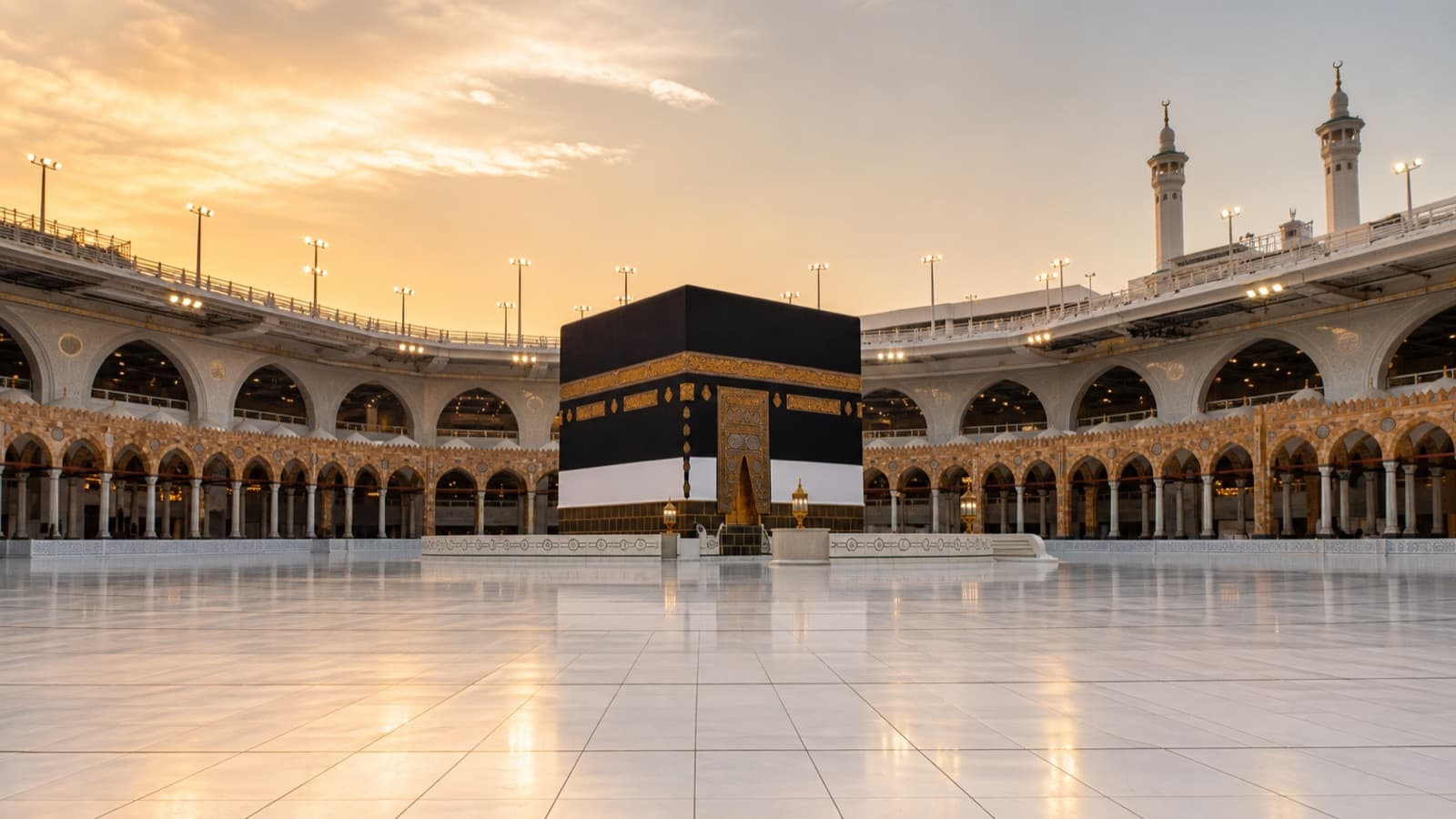 Vue architecturale de la Kaaba dans une cour vide au lever du jour