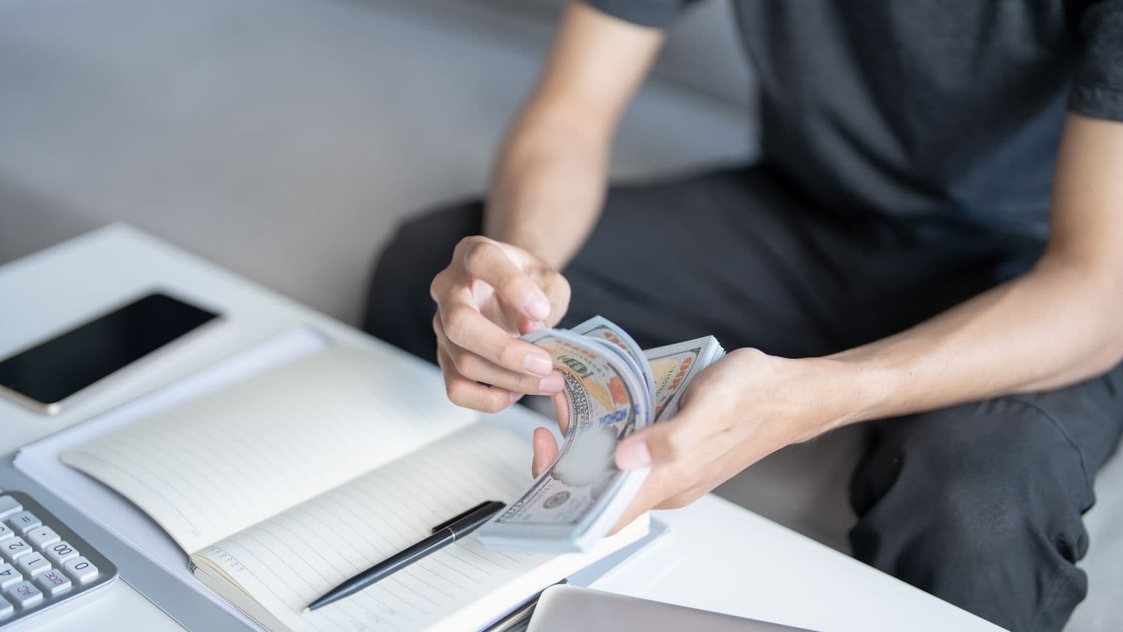 Femme comptant des billets à son bureau