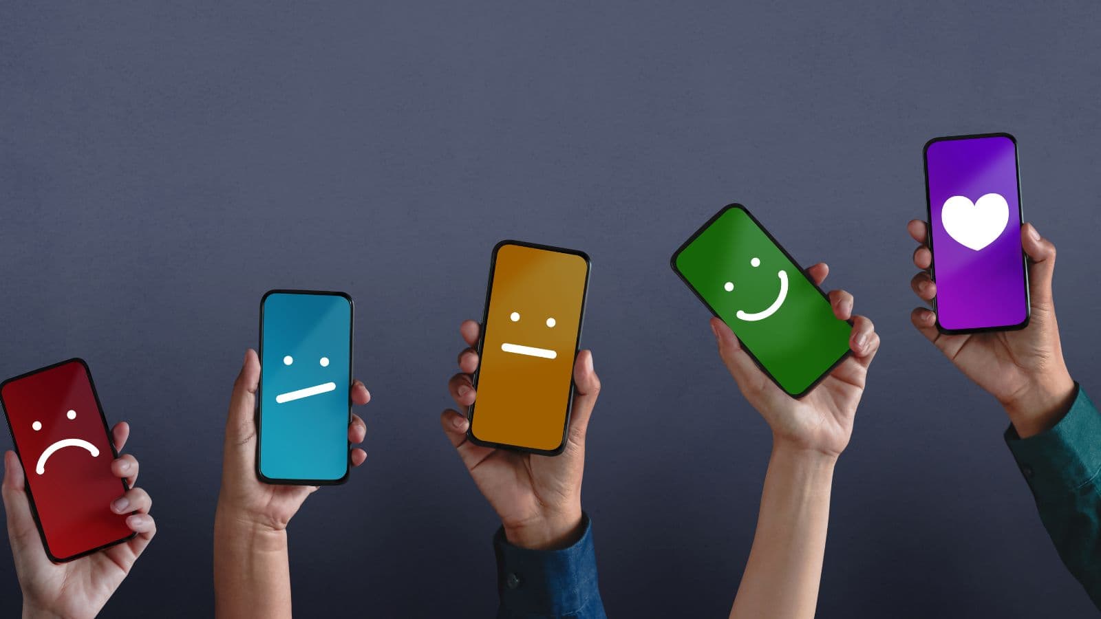 Plusieurs mains tenant des téléphones aux expressions différentes