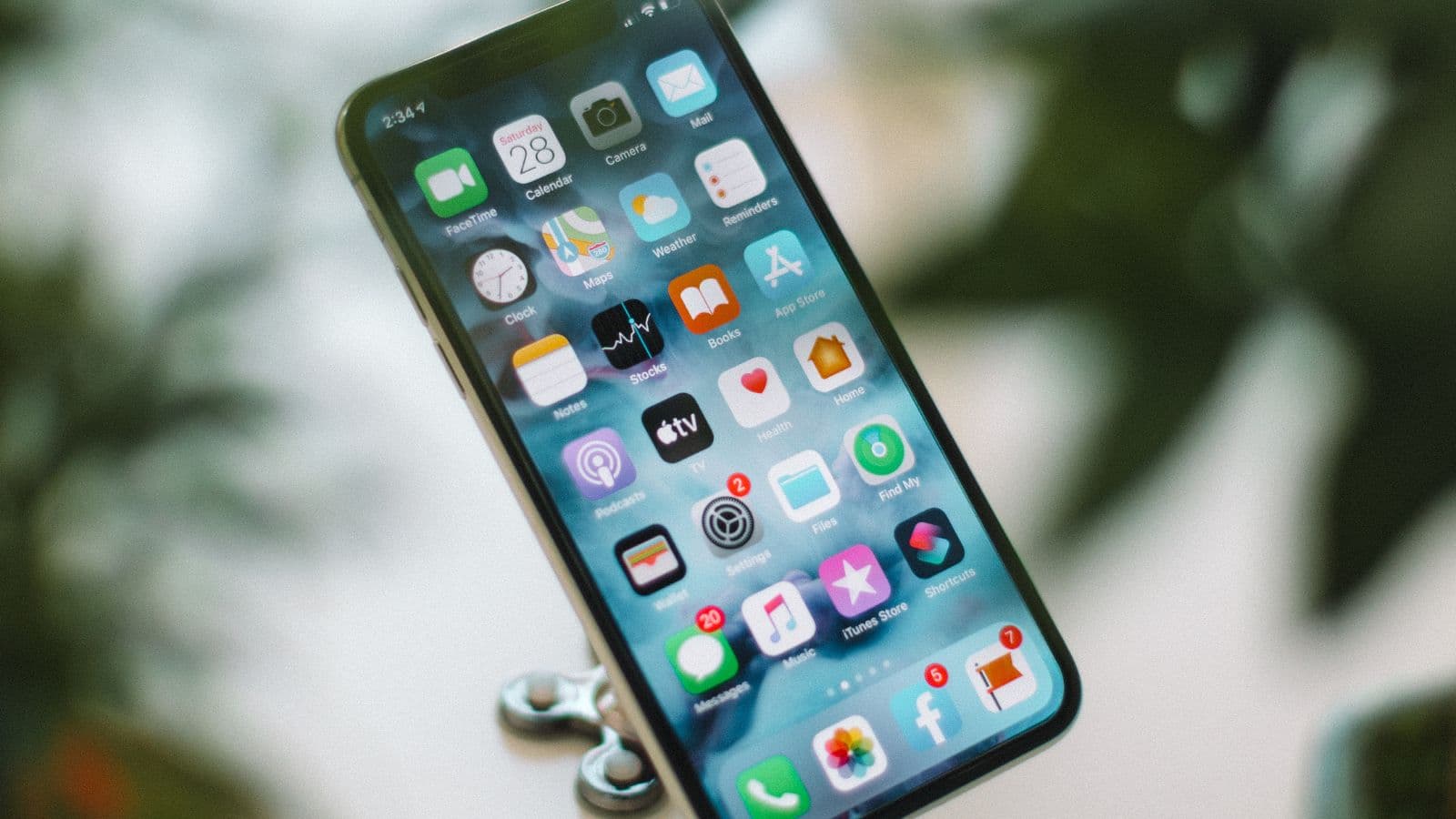 Smartphone affichant ses applications dans un environnement lumineux