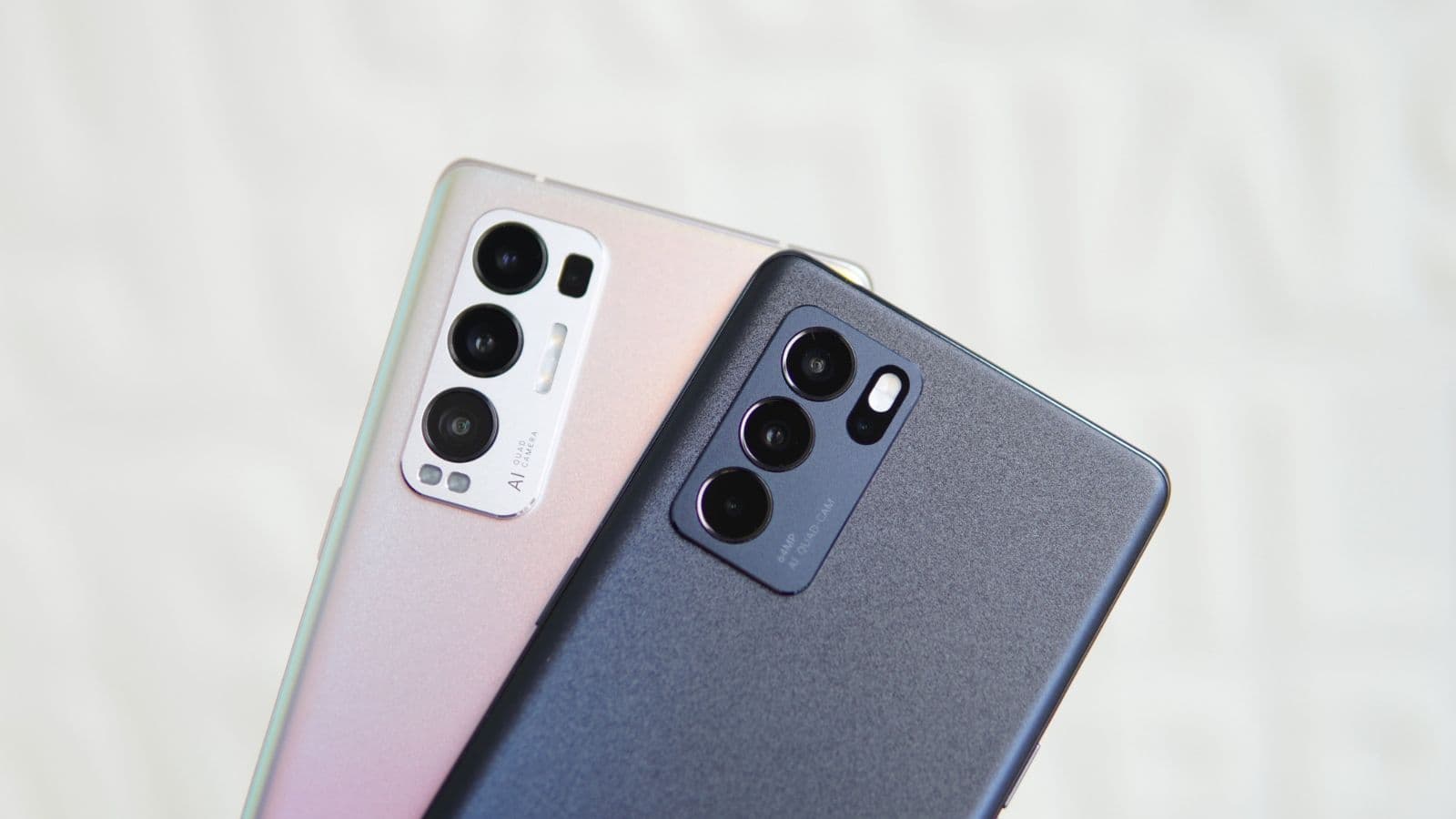 Deux smartphones vus de dos sur un fond clair