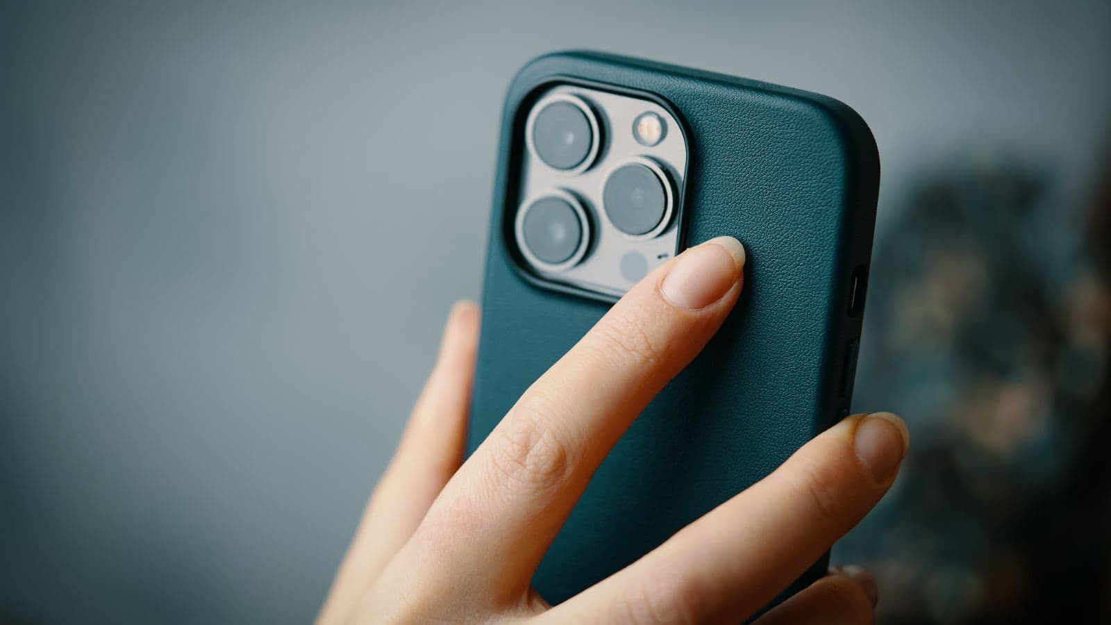 Main tenant un smartphone bleu