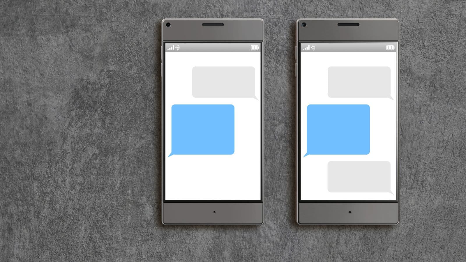 Deux smartphones affichant une conversation par messages