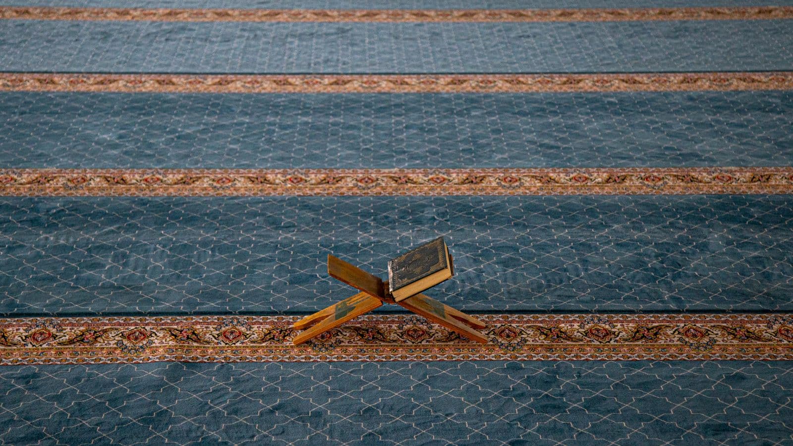 Coran posé sur un pupitre en bois dans une mosquée vide