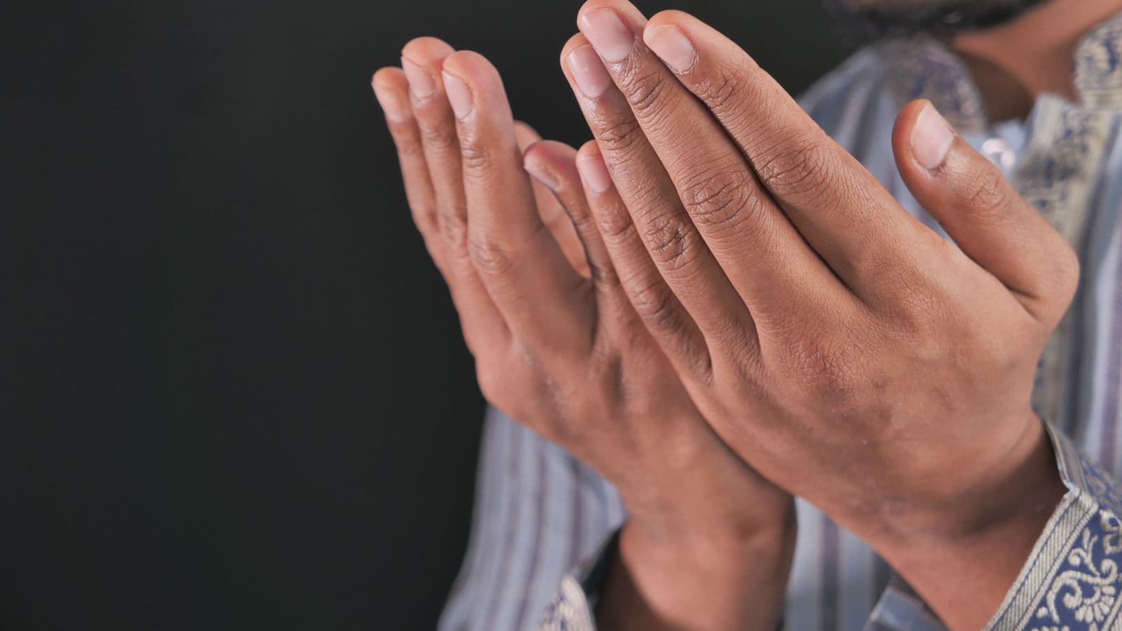 Mains ouvertes et levées pendant une invocation