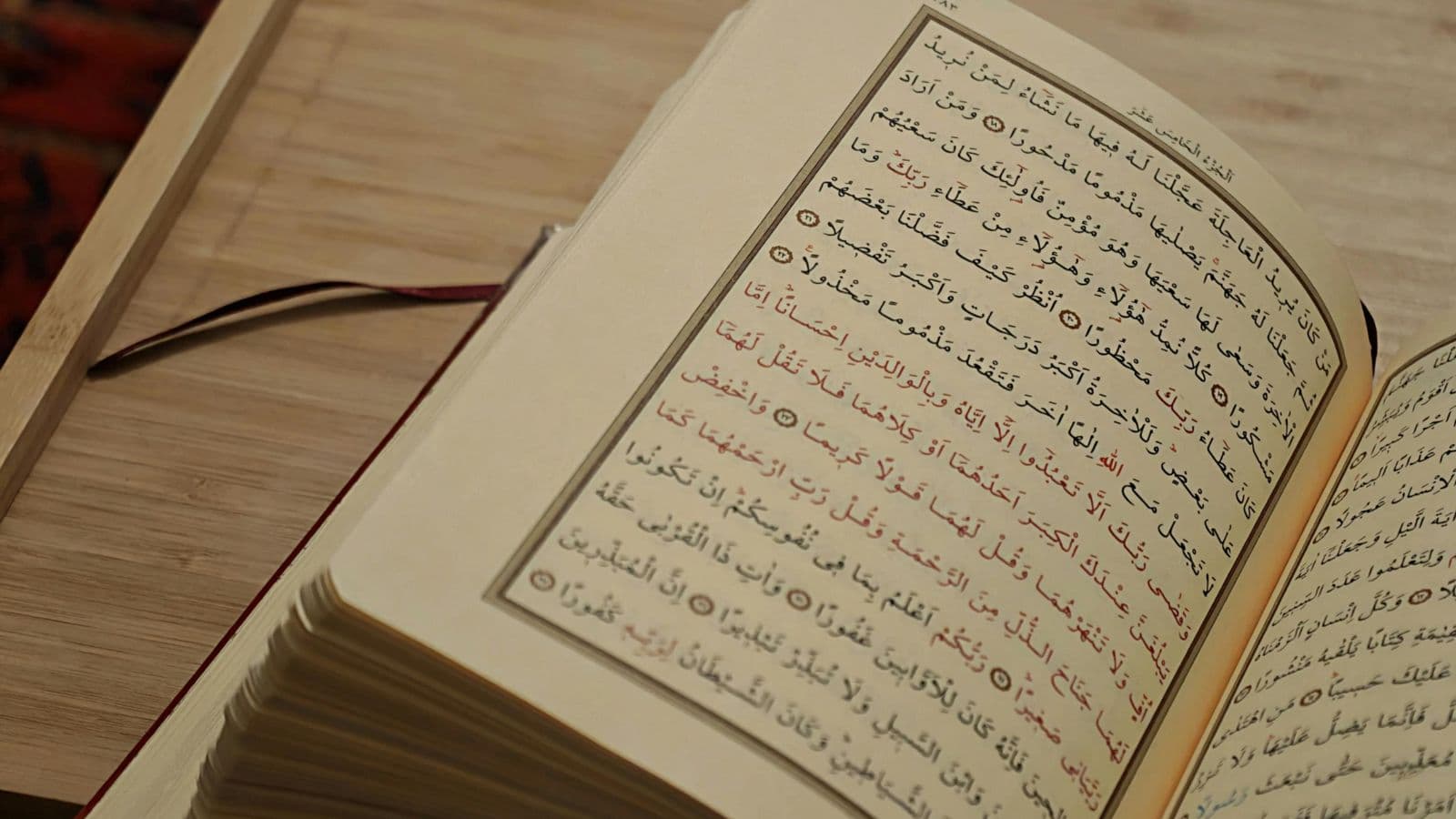 Pages ouvertes du Coran photographiées en détail