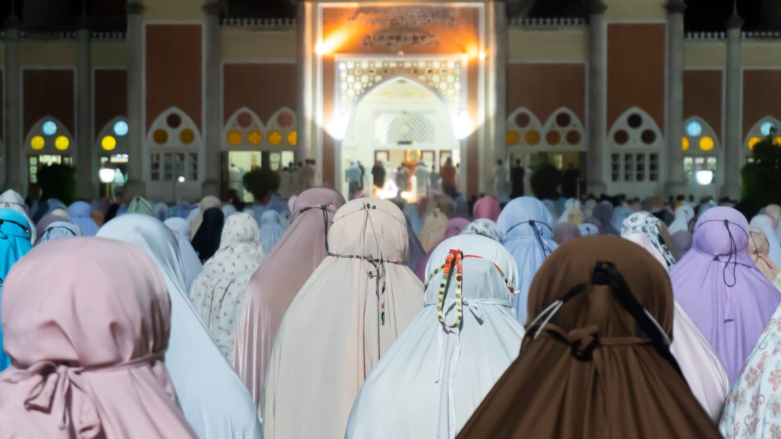 Femmes vues de dos réunies pour la prière à la mosquée