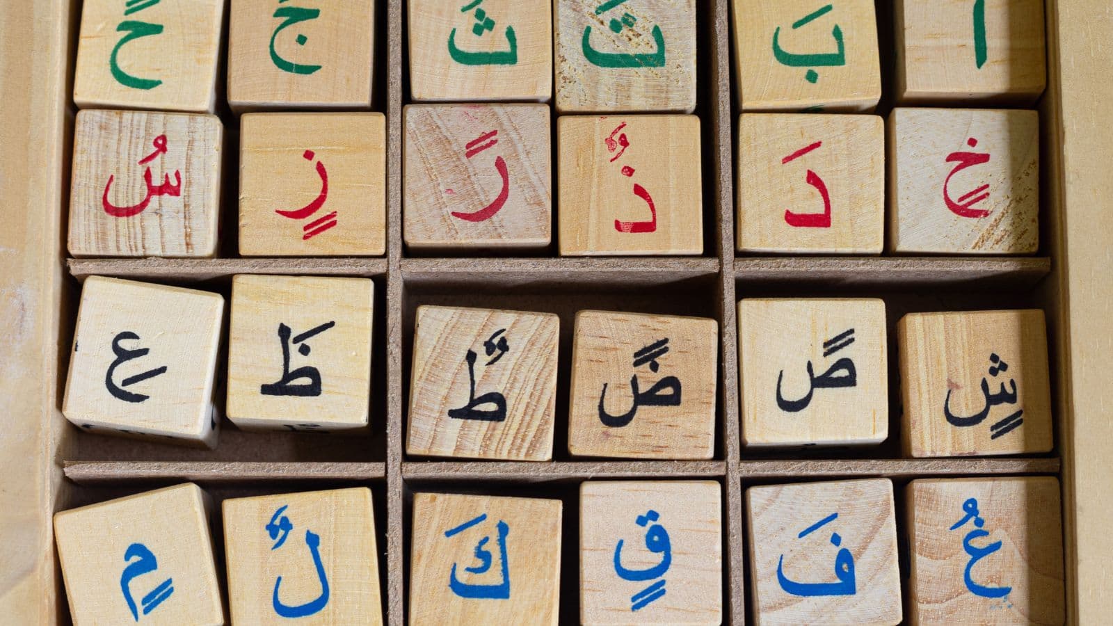 Lettres de l'alphabet arabe peintes sur des cubes en bois