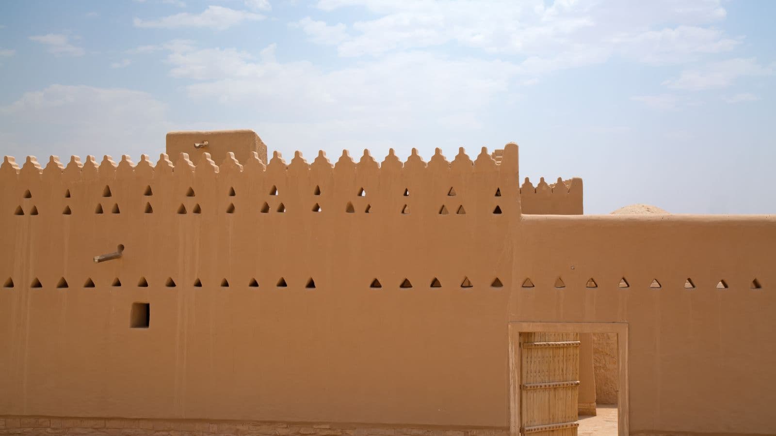 Mur et porte d'une architecture traditionnelle en terre