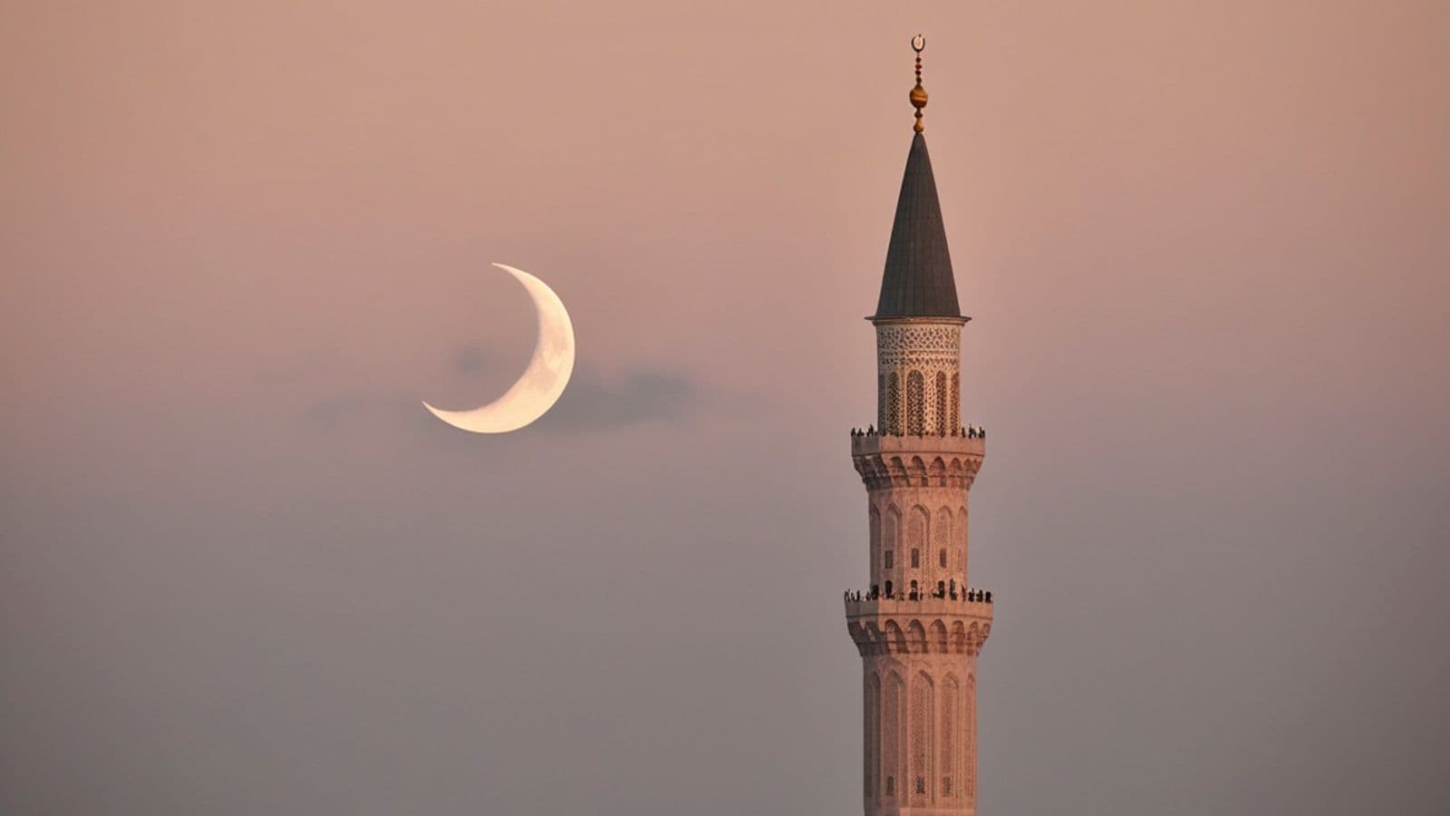 Croissant de lune près du minaret d'une mosquée