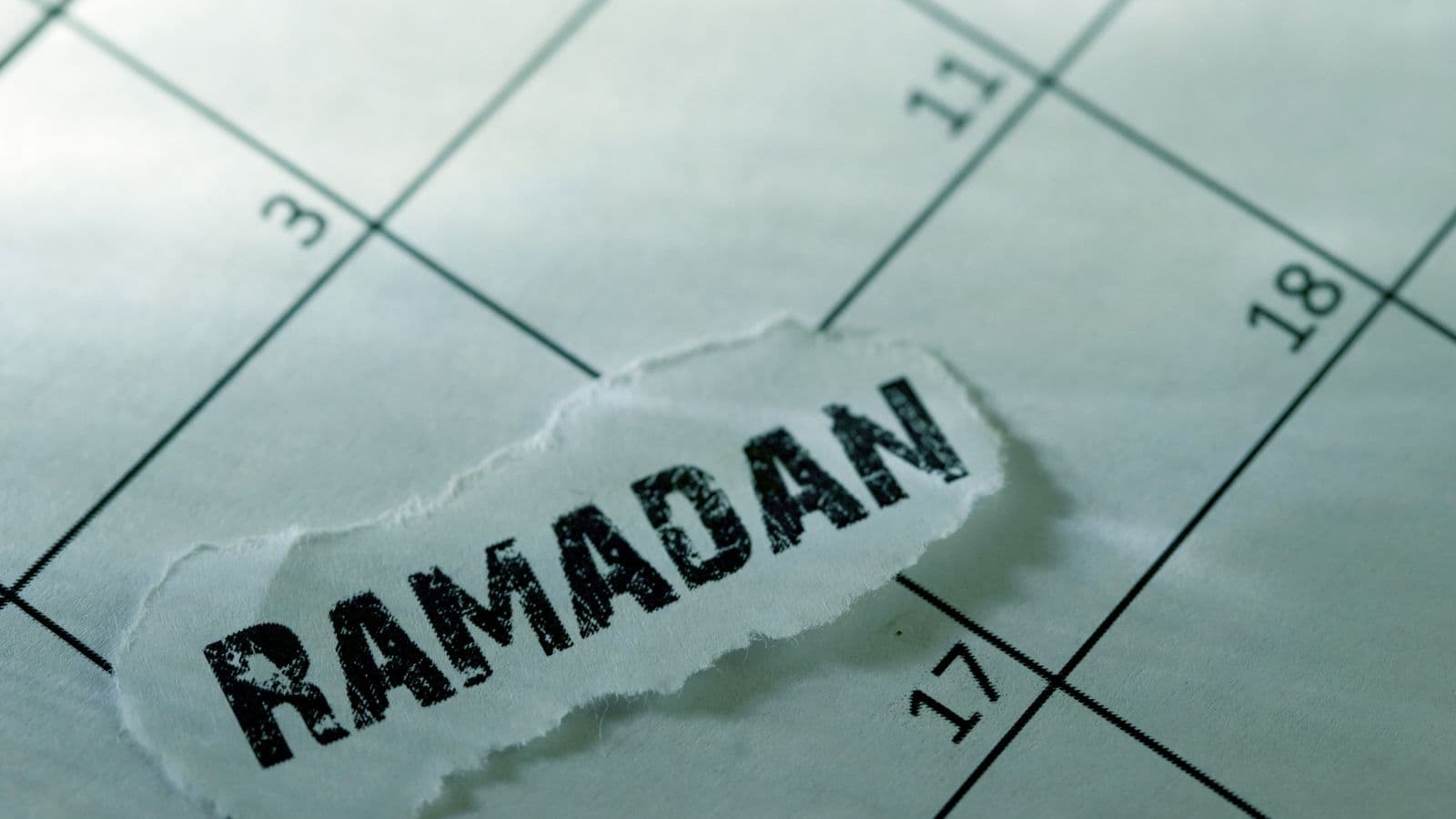 Mot Ramadan posé sur une page de calendrier