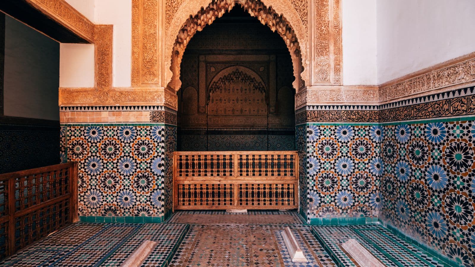 Salle ornée de zelliges et d'une arche dans une mosquée marocaine