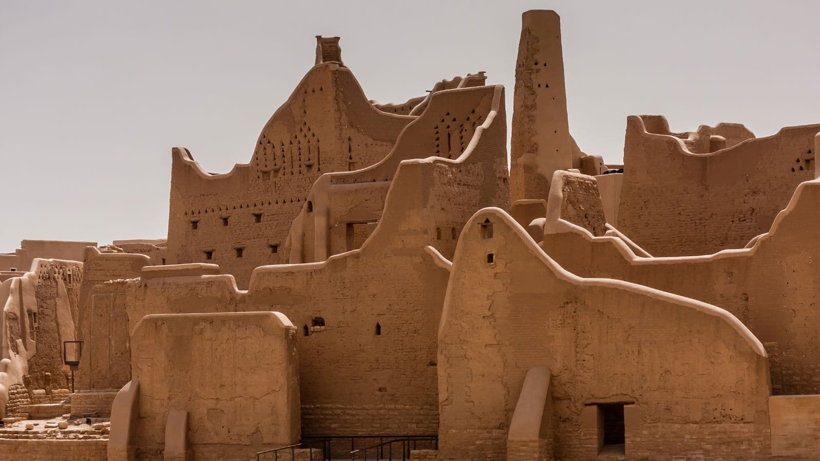 Ensemble architectural ancien construit en terre