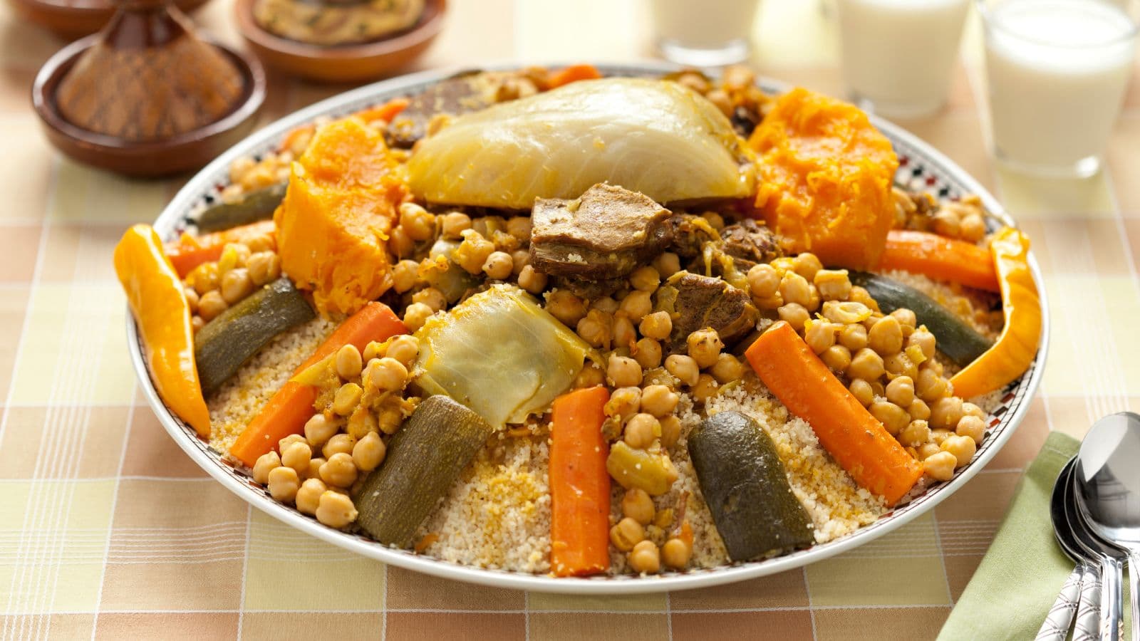 Grand plat de couscous aux légumes et pois chiches