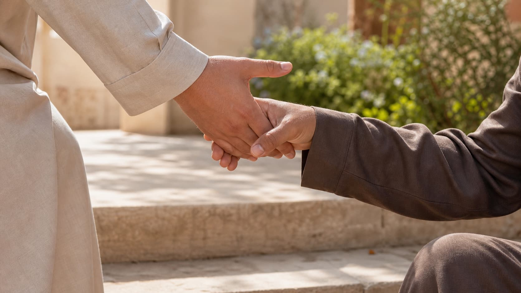 Une main tendue aide une personne à se relever avec douceur