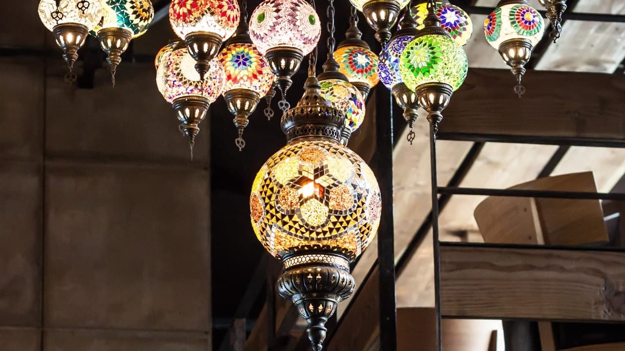 Lampes en mosaïque diffusant une lumière colorée