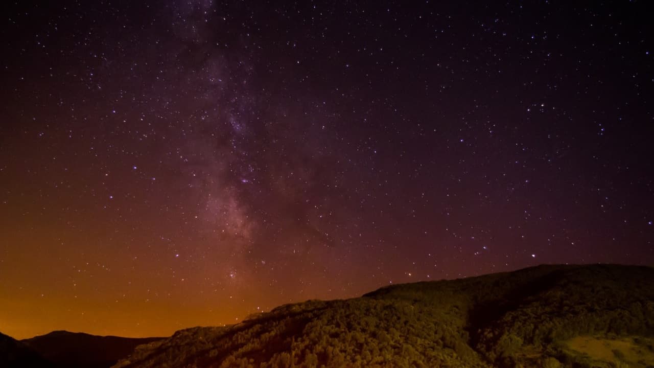 Ciel étoilé au-dessus de montagnes dans la nuit