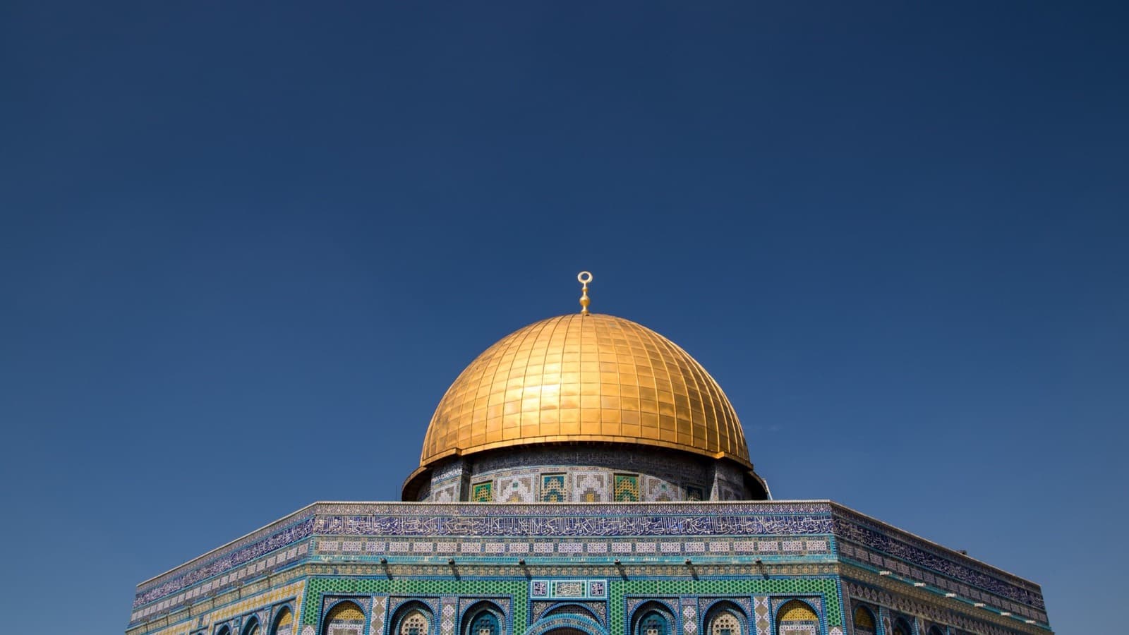 Dôme du Rocher à Jérusalem sous un ciel bleu profond