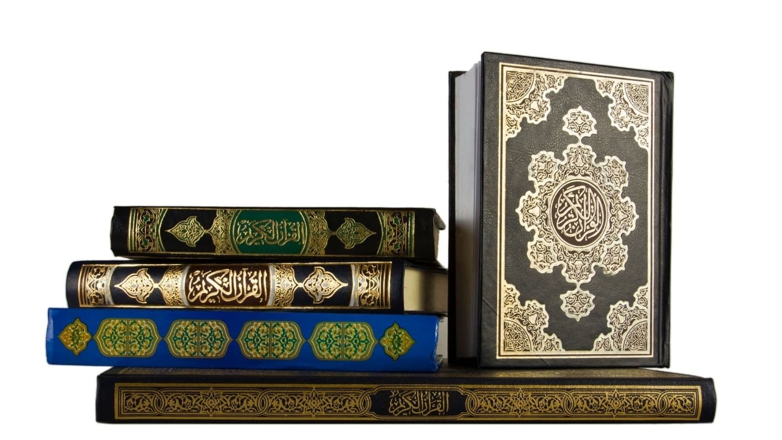 Collection de Corans aux reliures sombres et dorées