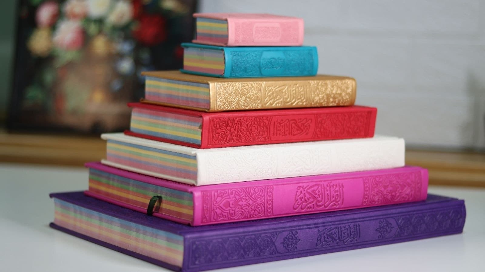 Pile de livres colorés sur une table