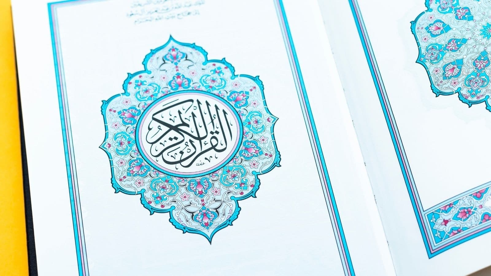 Double page de Coran aux ornements turquoise