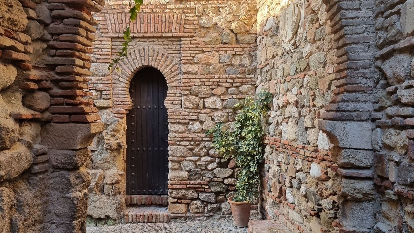 Porte étroite au fond d'un passage en pierre