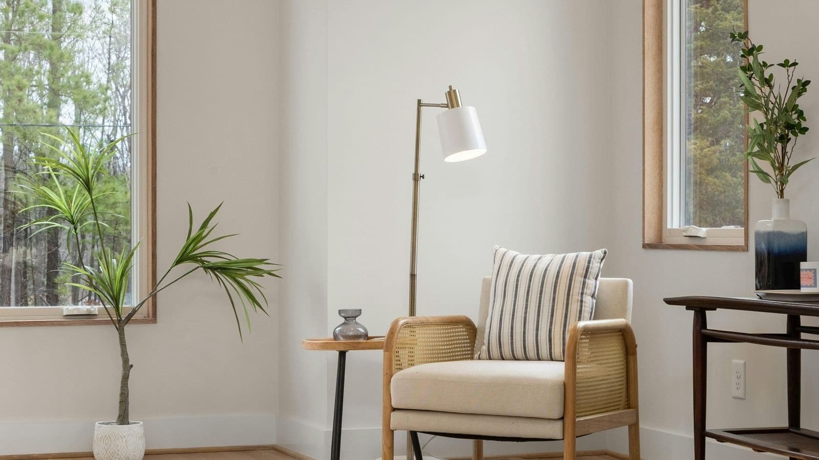 Fauteuil vide près d'une fenêtre dans un intérieur calme