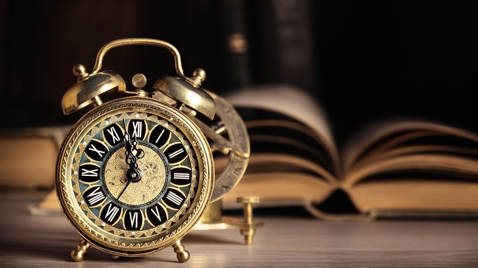 Réveil posé devant un livre ouvert