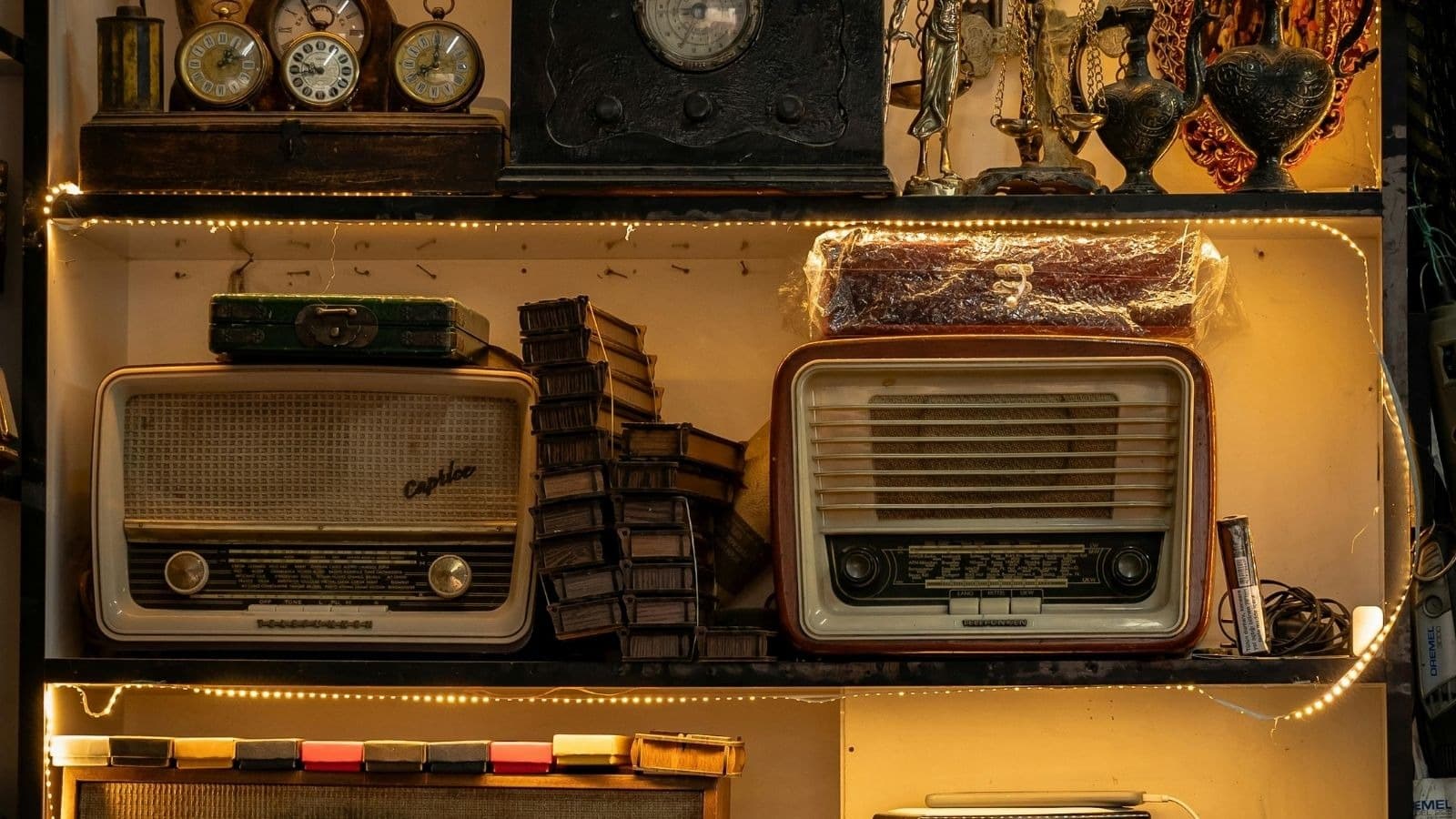 Collection de radios et réveils anciens