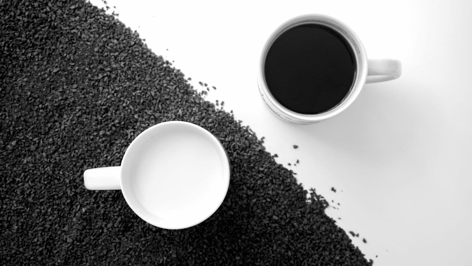 Deux tasses séparées par un contraste noir et blanc