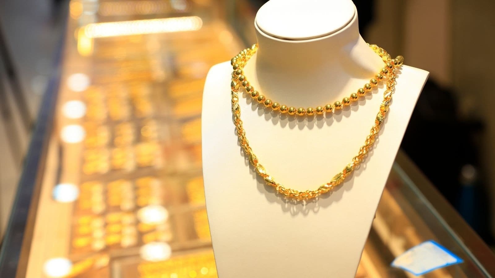 Collier en or présenté dans une vitrine