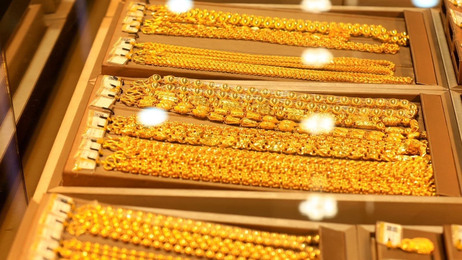 Rangées de bracelets en or dans une vitrine
