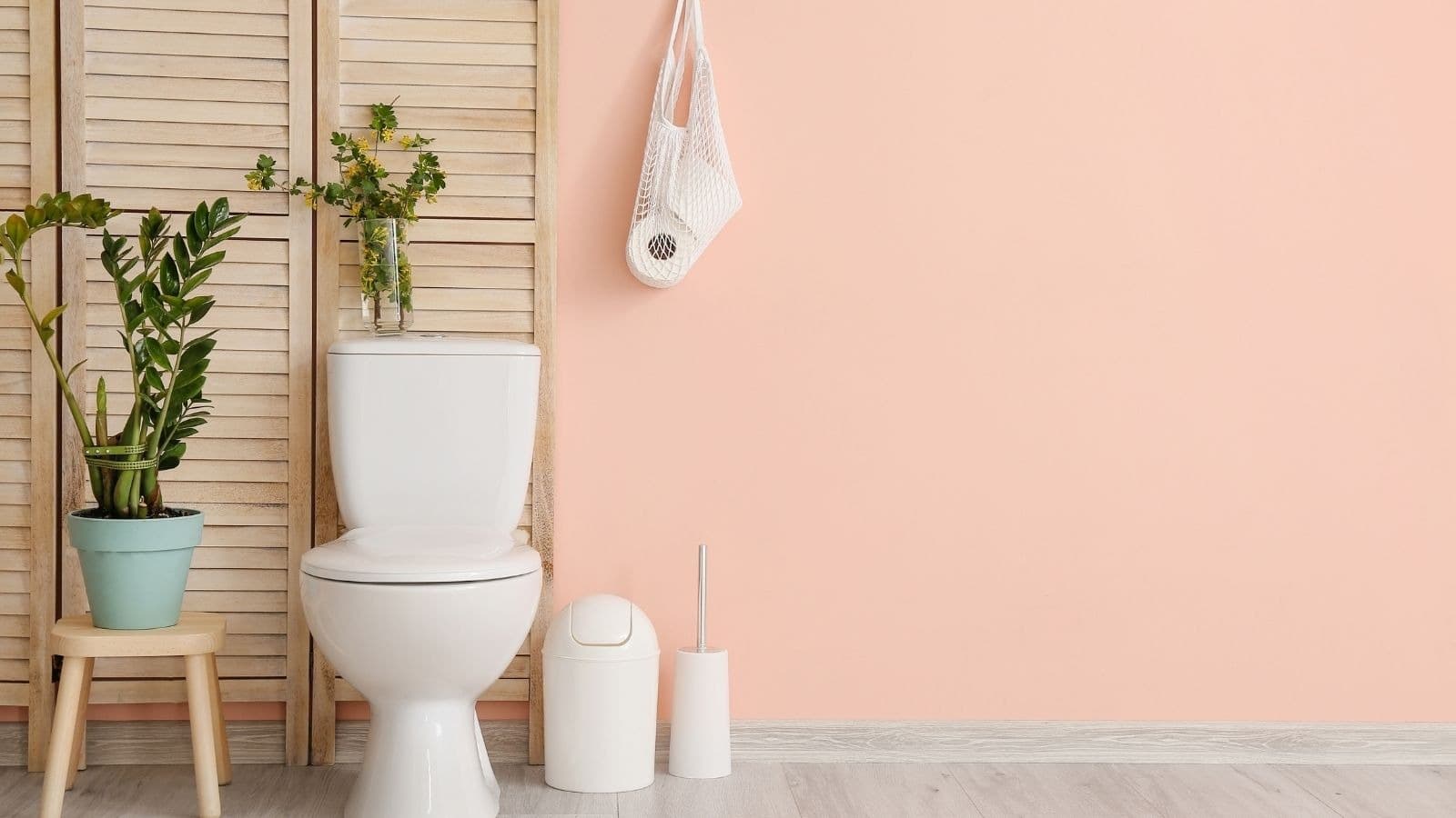 Toilettes propres dans une salle de bain aux tons roses
