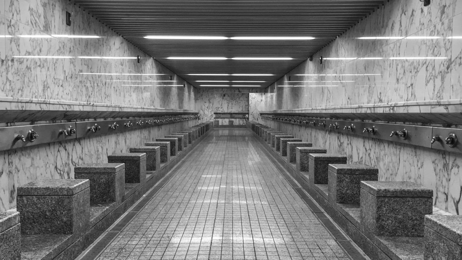Grande salle d'ablutions vide en noir et blanc