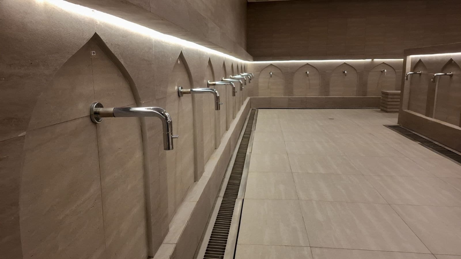 Espace d'ablutions moderne avec rangées de robinets