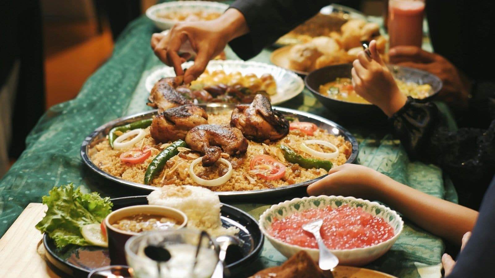 Repas familial composé de plusieurs plats partagés
