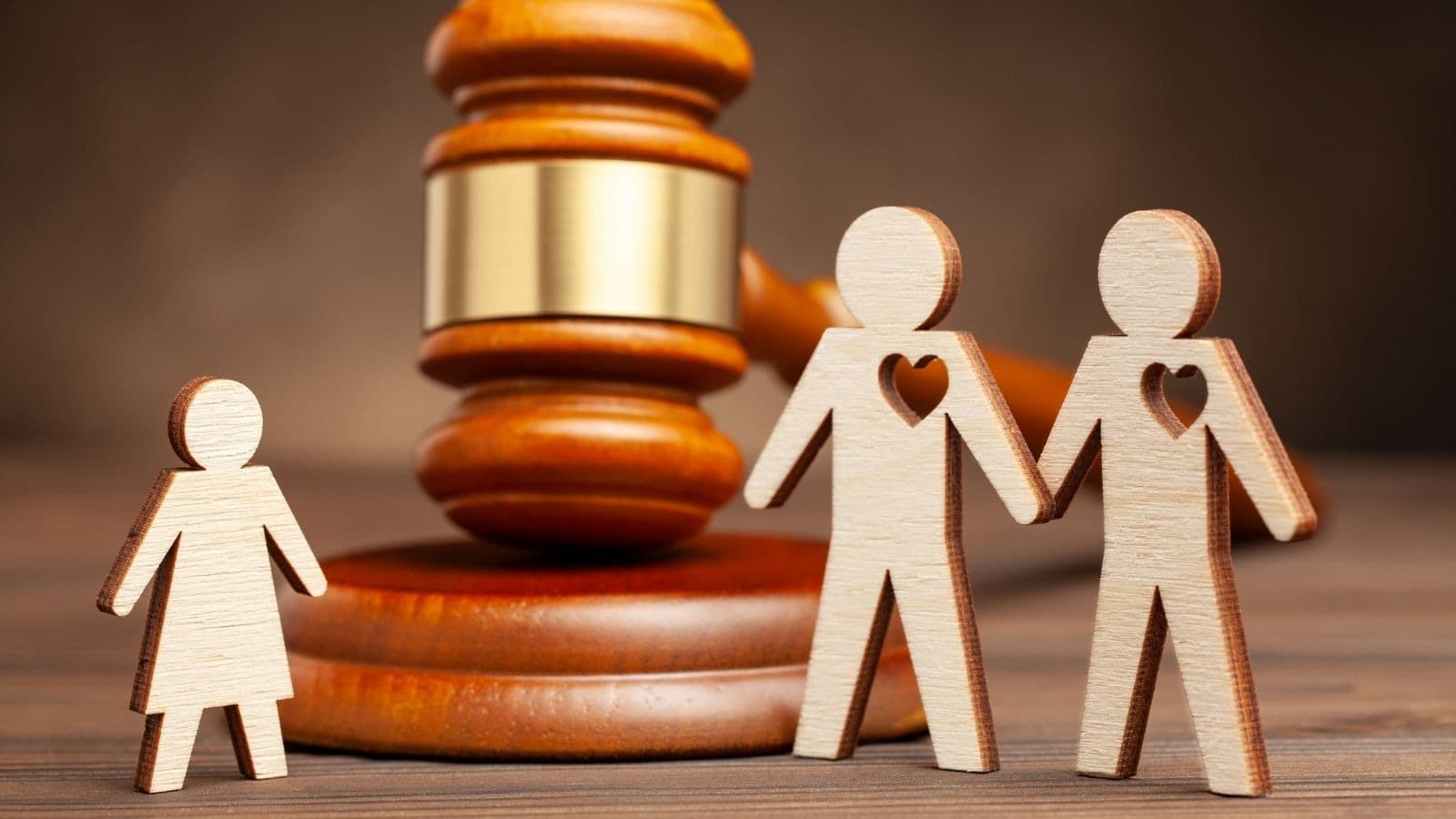 Figurines familiales séparées par un marteau de justice