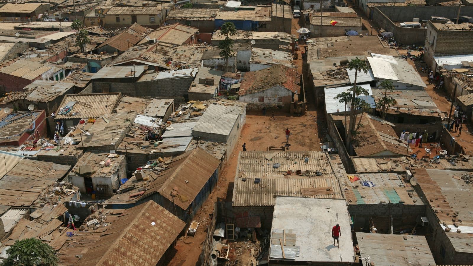 Vue en hauteur d'un quartier très précaire aux habitations serrées