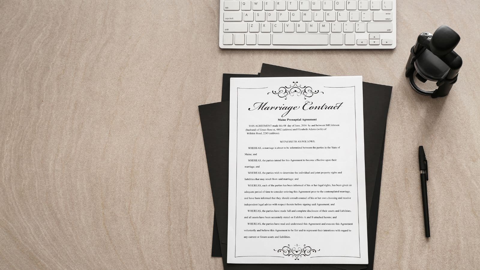Contrat de mariage posé sur un bureau avec un stylo