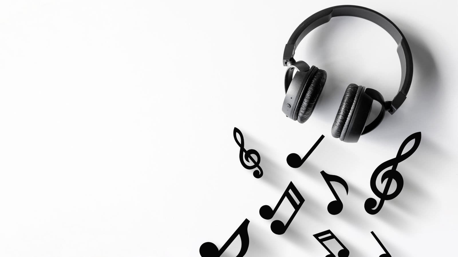 Casque audio entouré de notes de musique noires